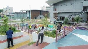 Sejumlah-petugas-terlihat-membersihkan-taman-taman-di-Urban-Community-Park.jpg
