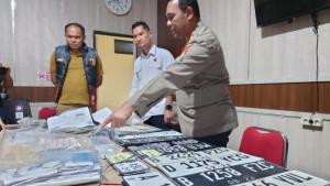 Sejumlah-plat-kendaraan-yang-menjadi-barangdsdf.jpg