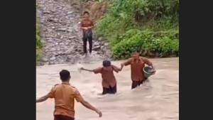 Sejumlah-siswa-Kabupaten-Nias-Selatan-menyebrangi-sungai_1.jpg