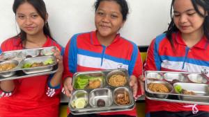 Sejumlah-siswa-di-Kota-Medan-saat-menunjukkan-menu-MBG.jpg