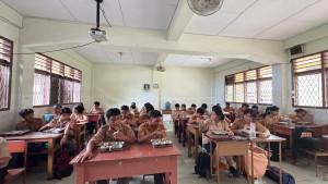 Sejumlah-siswa-di-Kota-Medan-saat-menyantap-menu-MBG.jpg