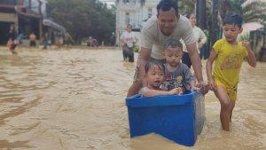 Sejumlah-warga-bermain-air-di-area-banjir-Kelurahan-Tanjung-Gusta-Kecamatan-Medan-Helvetia.jpg