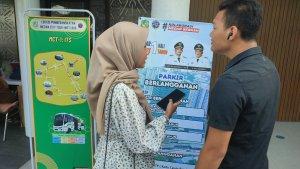 Sejumlah-warga-datang-ke-Gedung-ATCS-Dishub-Medan-untuk-melihat.jpg