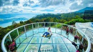Seorang-pengunjung-sedang-mengabadikan-momen-di-jembatan-Kaca-Maulana-Cafe.jpg