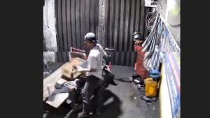 Seorang-pria-diduga-maling-becak-barang-ini-terekam-CCTV-di-Kota-Medan.jpg