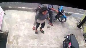 Seorang-wanita-terekam-kamera-turun-dari-sepeda-motor.jpg