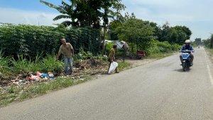 Seorang-warga-bernama-Sulas-menunjukkan-sampah-yang-dibuang.jpg