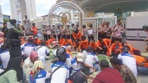 Seratusan-buruh-makan-siang-bersama-di-depan-Gerbang-Kantor-Gubernur-Sumut.jpg