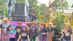 Seratusan-petani-yang-berasal-dari-KabupatenKota-Sumut-menggelar-aksi-unjuk-rasa.jpg