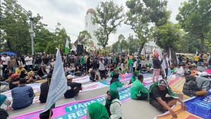 Seratusan-petani-yang-berasal-dari-KabupatenKota-Sumut-menggelar-aksi-unjuk-rasa_11.jpg