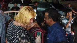 Sika-tak-kuasa-menahan-tangisnya-di-depan-RS-Bhayangkara-Medan.jpg