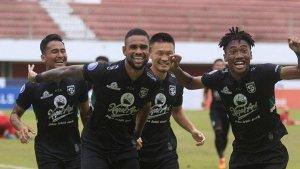 Silvio-Junior-dan-pemain-Persebaya-Surabaya.jpg