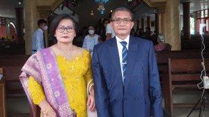 Sintua-MOH-Napitupulu-bersama-Istrinya-Hesti-Mariana-Simanjuntak.jpg