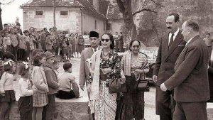 Soekarno-dan-Hartini-Soekarno-saat-melakukan-kunjungan-ke-Istana-Ptuj-Slovenia-pada-tahun-1960.jpg