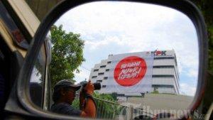Spanduk-Berani-Jujur-Hebat-dari-atap-Gedung-KPK.jpg