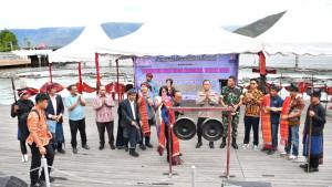 Suasana-Hari-Ulos-Nasional-yang-diselenggarakan-di-Samosir-Jumat-24102025.jpg