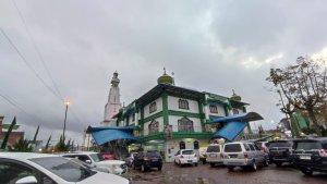 Suasana-Masjid-Agung-Kabupaten-Karo-yang-berada-di-persimpangan-Jalan-Veteran.jpg