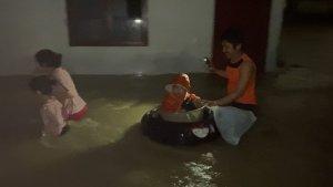 Suasana-banjir-di-pemukiman-warga-di-Kelurahan-Aur.jpg