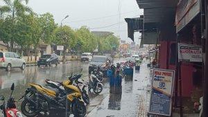 Suasana-hujan-deras-di-Kota-Balige.jpg