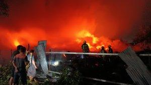 Suasana-kebakaran-di-gudang-penyimpanan-ban-bekas.jpg