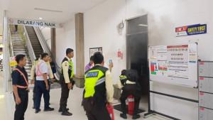 Suasana-kebakaran-di-ruang-administrasi-Stasiun-Kereta-Api-Medan_1.jpg