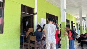Suasana-orang-tua-siswa-melakukan-pendaftaran-ulang-SPMB-di-UPT-SMP-Negeri-23-Medan_1.jpg