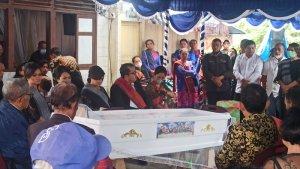 Suasana-saat-acara-adat-sebelum-pemakaman-Nurhaida-Simanjuntak.jpg