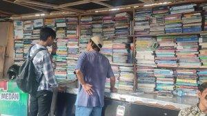 Suasana-tempat-jualan-buku-bekas-yang-ada-di-Lapangan-Merdeka-sekarang_.jpg