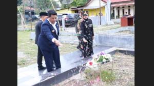 Suasana-ziarah-di-makam-pahlawan-hari-ini-Senin-10112025-di-Sidamdam.jpg