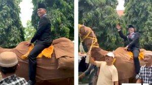 Suheri-naik-boneka-unta_DPRD-Asahan_.jpg