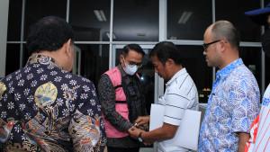 TERSANGKA-KORUPSI-Kejaksaan-Tinggi-Sumatera-Utara-menahan-Iwan.jpg