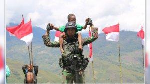 TNI-Evakuasi-Warga-dari-serangan-KKB.jpg