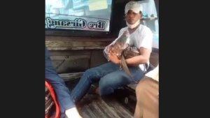 Tampang-pria-yang-melakukan-masturbasi-di-dalam-angkot_.jpg