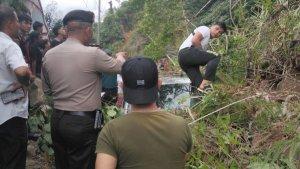 Tanah-longsor-di-Tapanuli-Utara-yang-mengakibatkan-mobil-tertimpa.jpg
