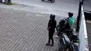 Tangkap-layar-aksi-dua-pelaku-maling-motor-di-parkiran-Showroom-Honda-Arista_.jpg