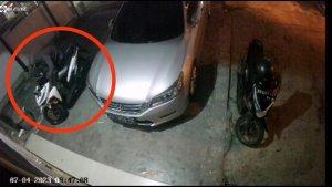 Tangkap-layar-aksi-pria-larikan-sepeda-motor-Vario-yang-sedang-terparkir-Ho.jpg
