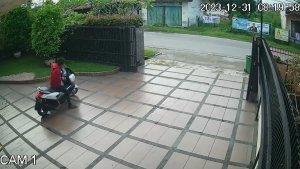 Tangkap-layar-aksi-salah-seorang-pelaku-mencuri-motor-milik-tukang-kebun.jpg