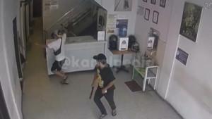 Tangkapan-layar-CCTV-memperlihatkan-dua-pria-bersenjata.jpg
