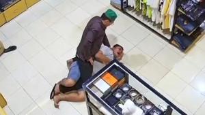 Tangkapan-layar-CCTV-oknum-petugas-kepolisian.jpg