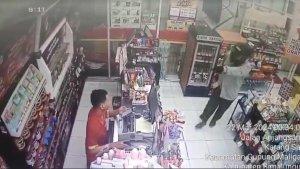 Tangkapan-layar-penodongan-senjata-tajam-oleh-pelaku-perampokan-di-Alfama.jpg