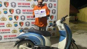 Tersangka-KSM-bersama-barang-bukti-sepeda-motor-honda-scoopy.jpg