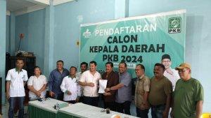 Thurman-Hutapea-bersama-simpatisan-menyampaikan-formulir-pendaftaran-ke-PKB.jpg