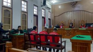 Tiga-pelaku-begal-saat-mengikuti-sidang-di-Pengadilan-Negeri-Medan_.jpg