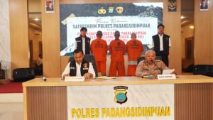 Tiga-pencuri-lembu-saat-dihadirkan-Polres-Padangsidimpuan-modus-COD.jpg