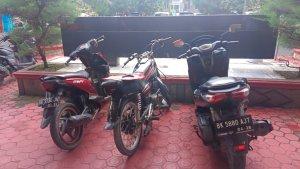 Tiga-sepeda-motor-diduga-hasil-pencurian.jpg