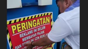 Tim-Bapenda-memasang-stiker-peringatan-di-sejumlah-titik-Kota-Medan.jpg
