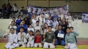 Tim-Judo-Medan-foto-bersama-usai-raih-juara-umum-di-Gedung-Padepokan.jpg