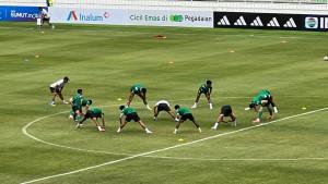 Tim-PSMS-Medan-ketika-pemanasan-sebelum-laga.jpg
