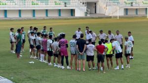 Tim-PSMS-Medan-melakukan-diskusi-usai-latihan-rutin.jpg