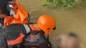 Tim-SAR-evakuasi-jasad-Irfansyah-Pulungan-25-warga-Air-Joman.jpg